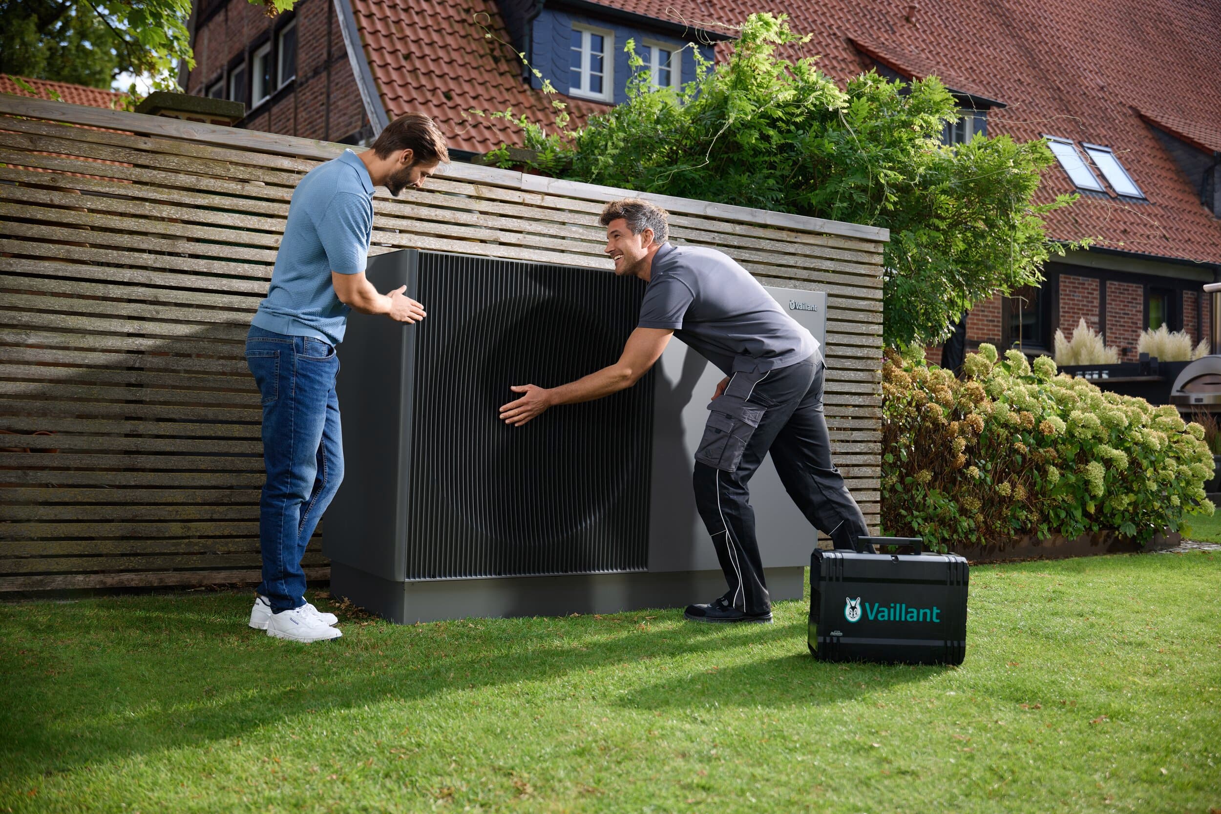 Zwei Männer berühren die aroTHERM perform mit ihren Händen