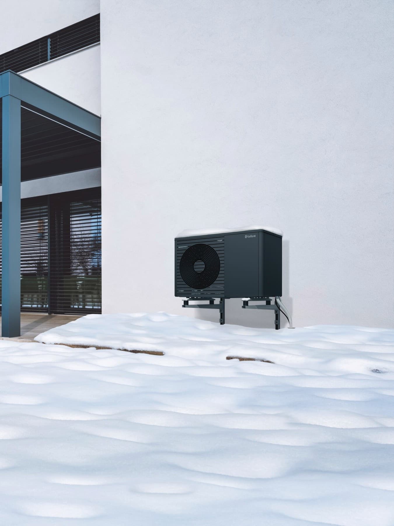 Eine Wärmepumpe an einem verschneiten Wintertag