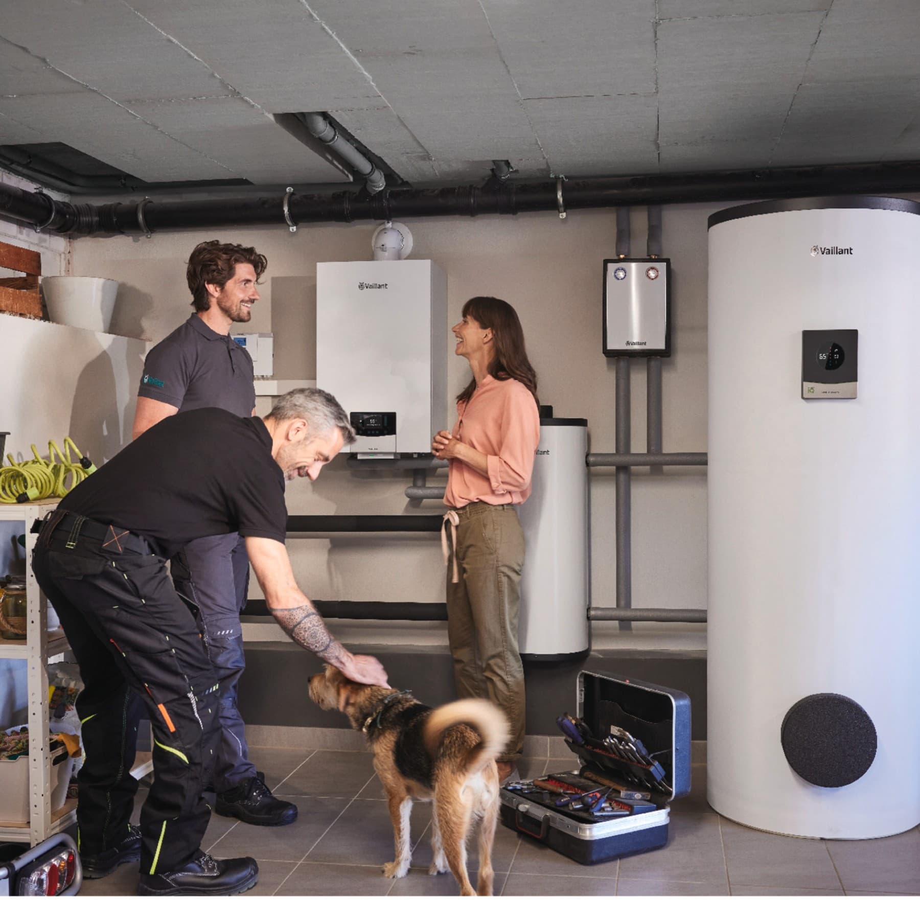 Vaillant Installateur und Hausbesitzer im Keller vor ihren Vaillant Produkten