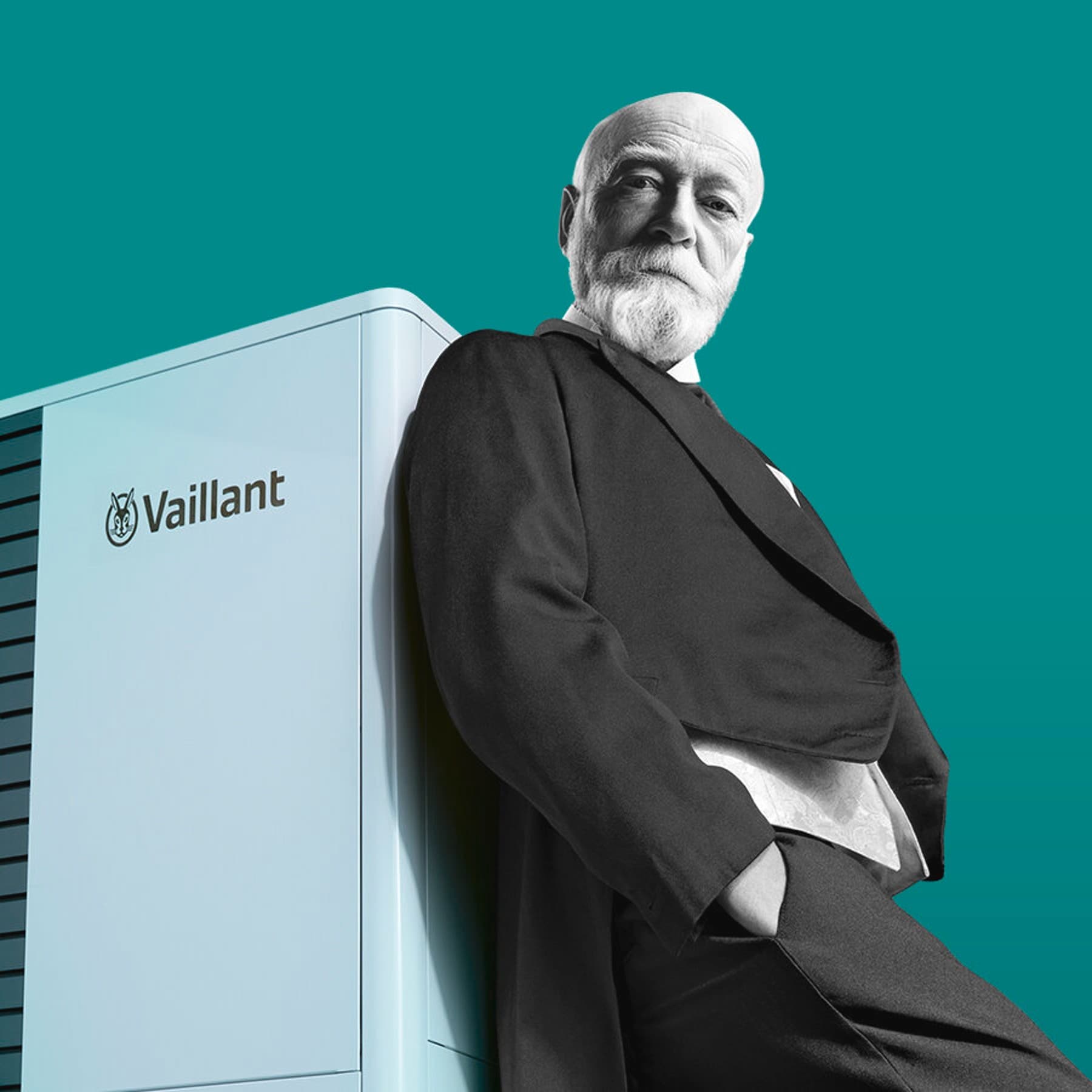 Johann Vaillant lehnt an einer Vaillant Wärmepumpe