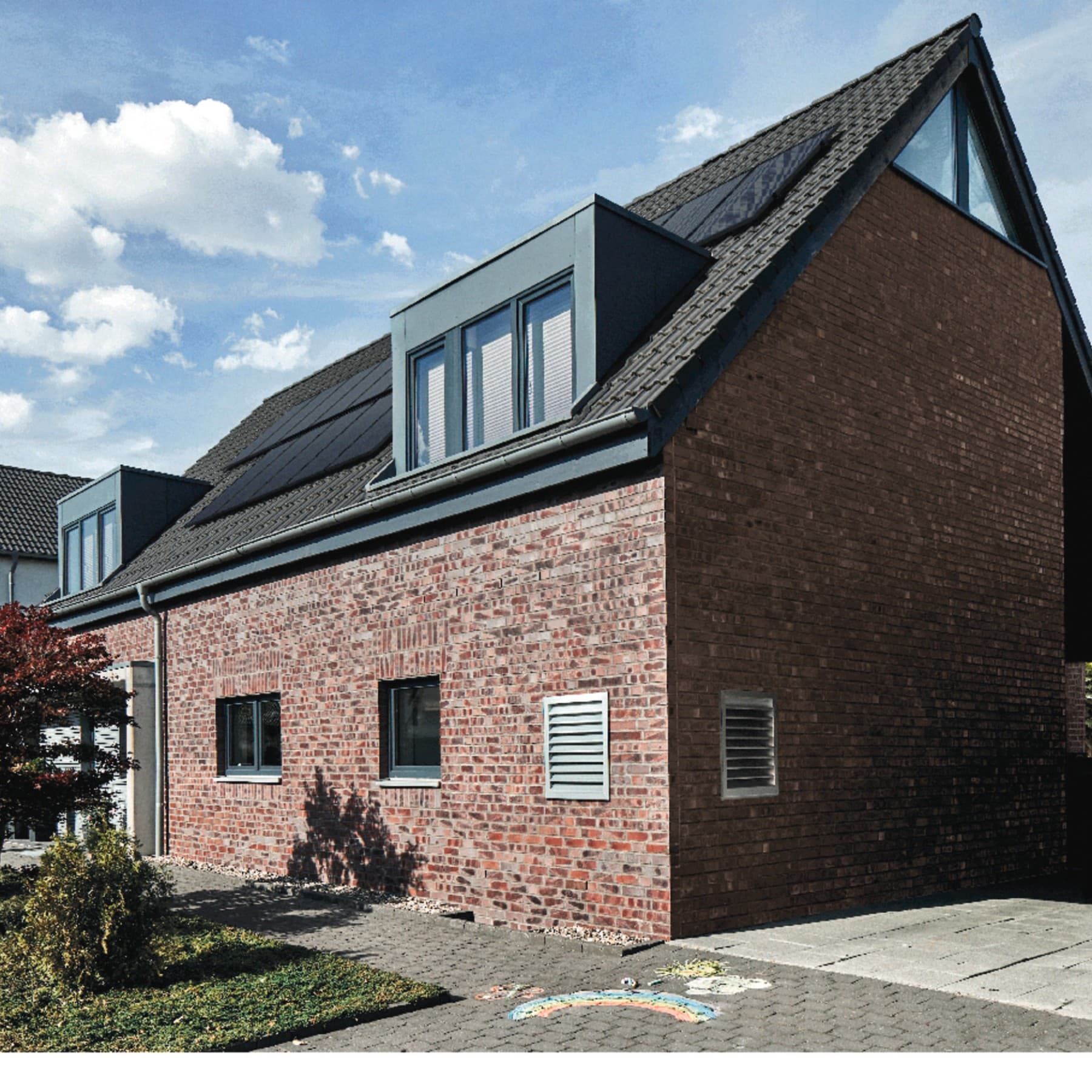 Backsteinhaus mit PV am Dach