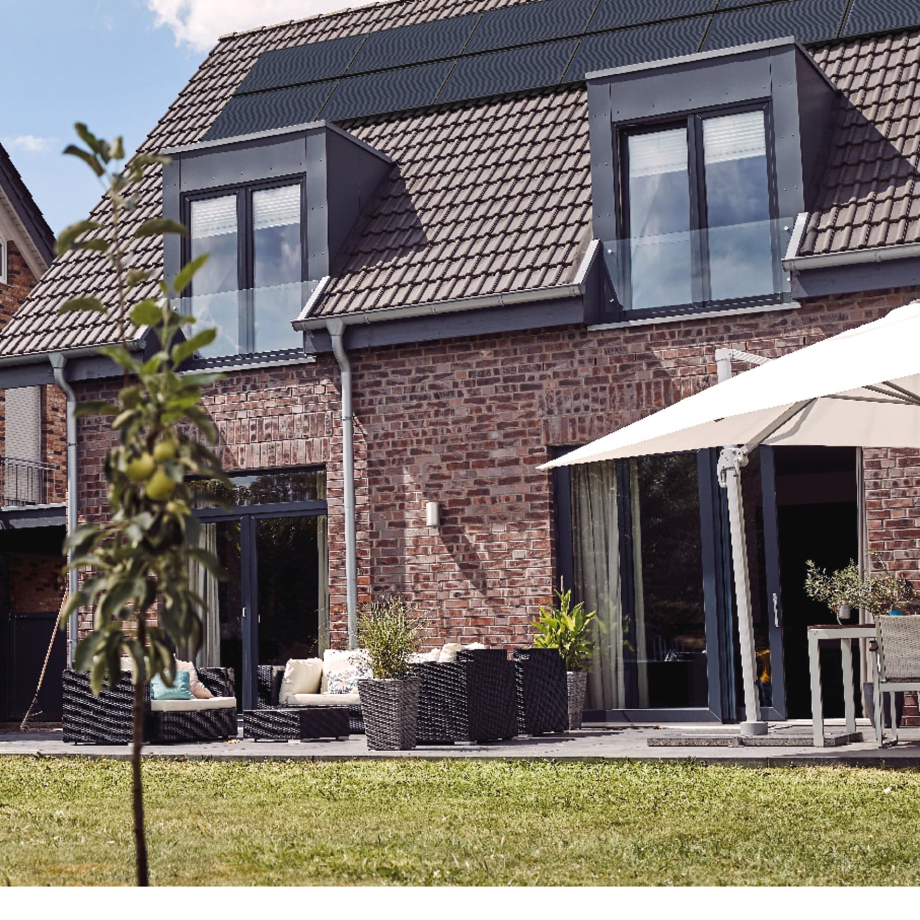 Haus mit einem Solarmodul am Dach