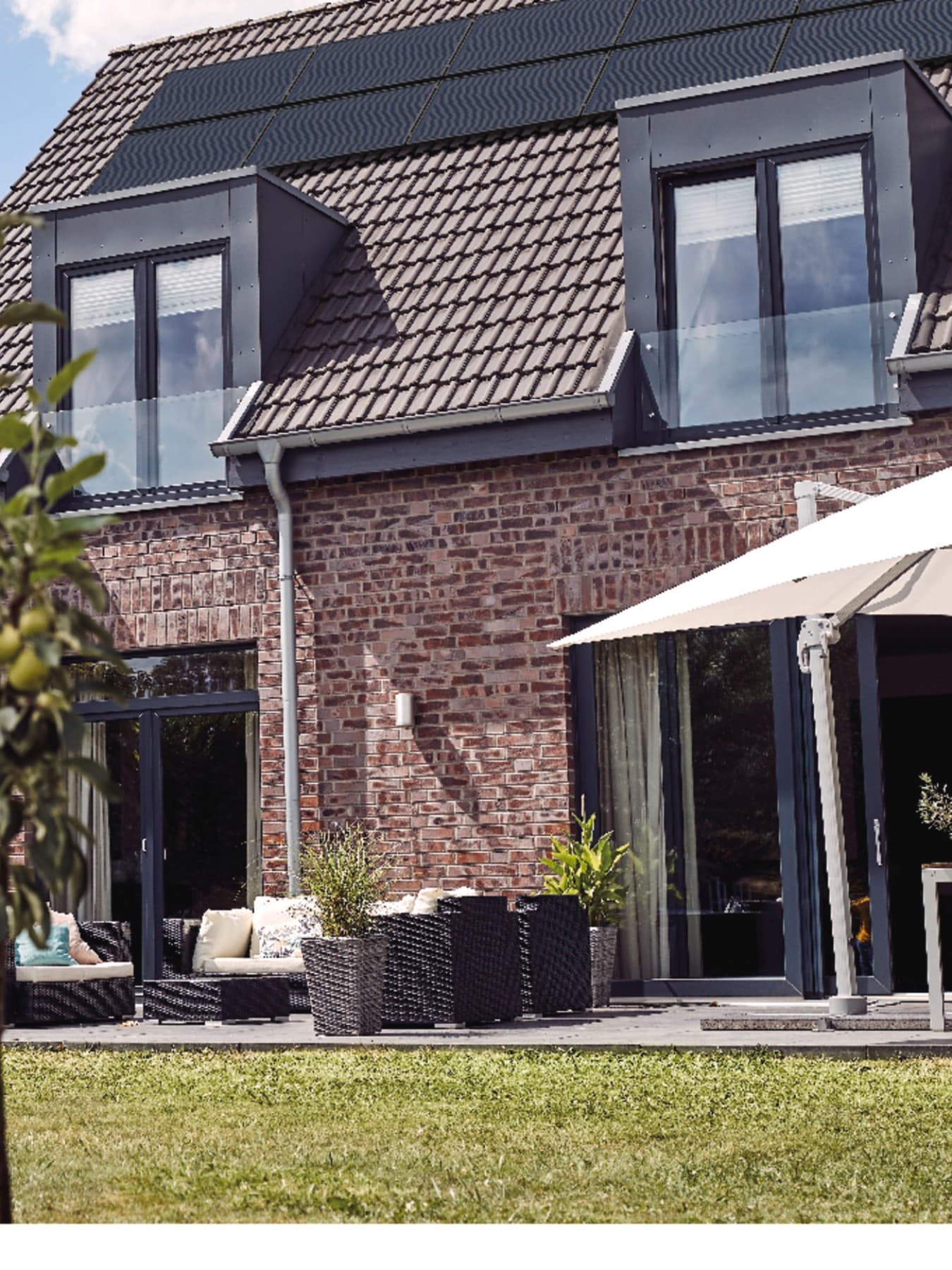 Haus mit einem Solarmodul am Dach