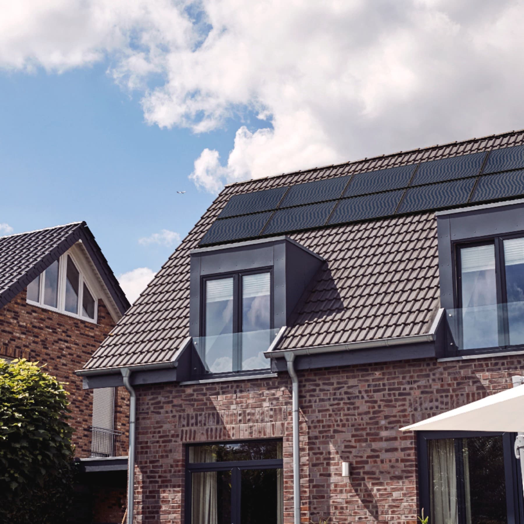 Haus mit PV-Modulen auf dem Dach