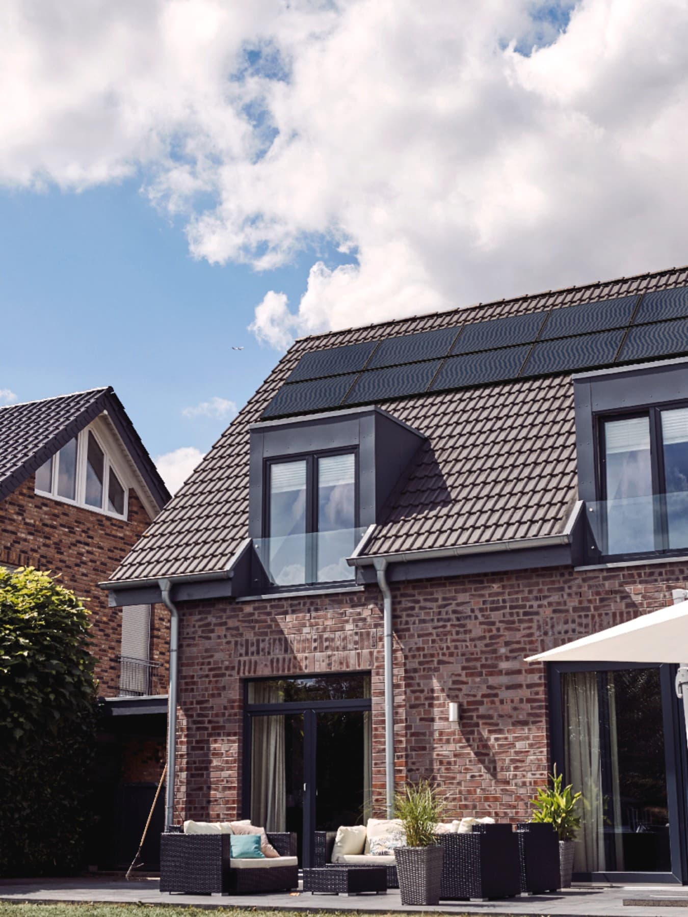 Haus mit PV-Modulen auf dem Dach