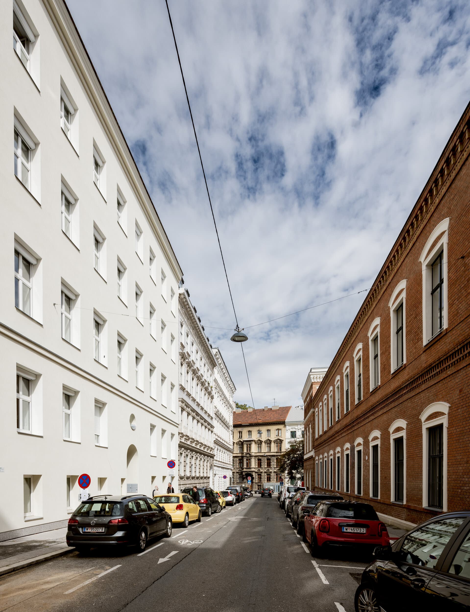 Straße in Wien mit vielen Autos