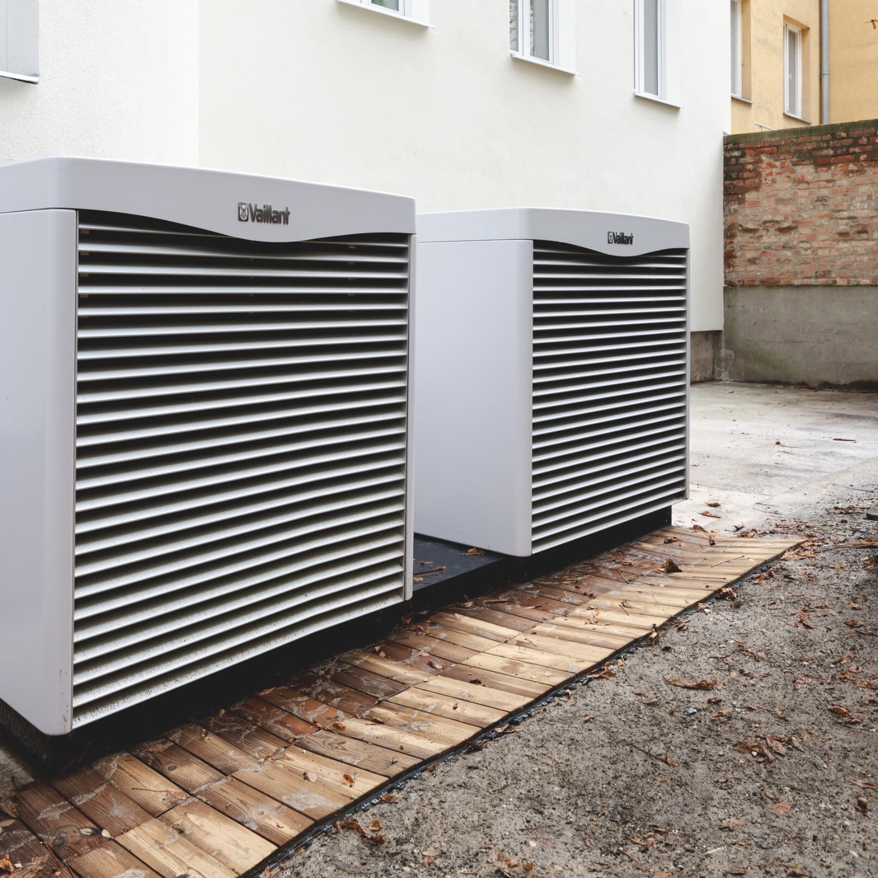Zwei Vaillant Wärmepumpen nebeneinander