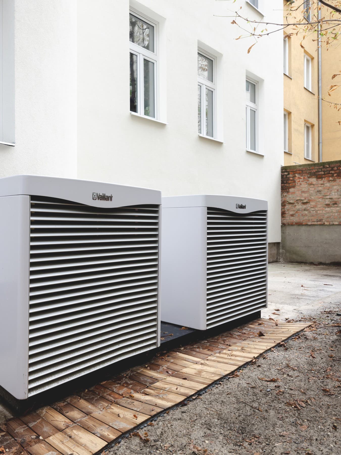 Zwei Vaillant Wärmepumpen nebeneinander