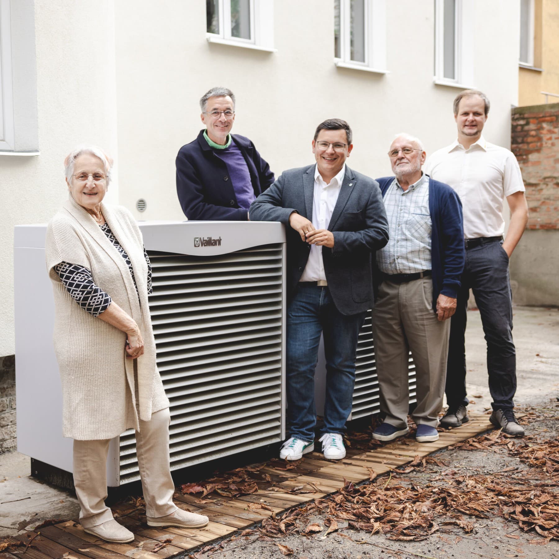 Menschen vor einer Vaillant Wärmepumpe