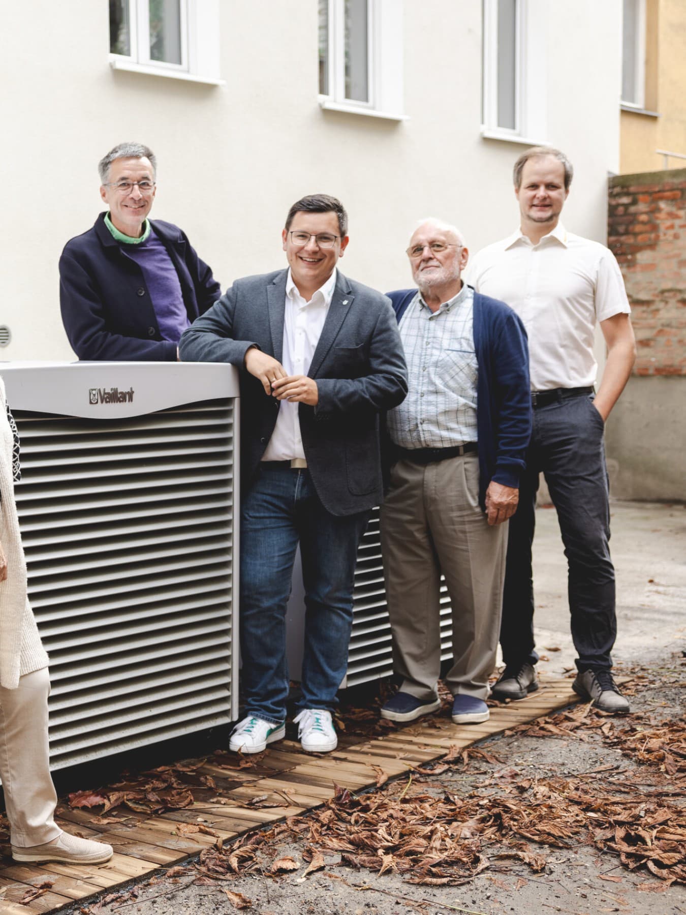 Menschen vor einer Vaillant Wärmepumpe