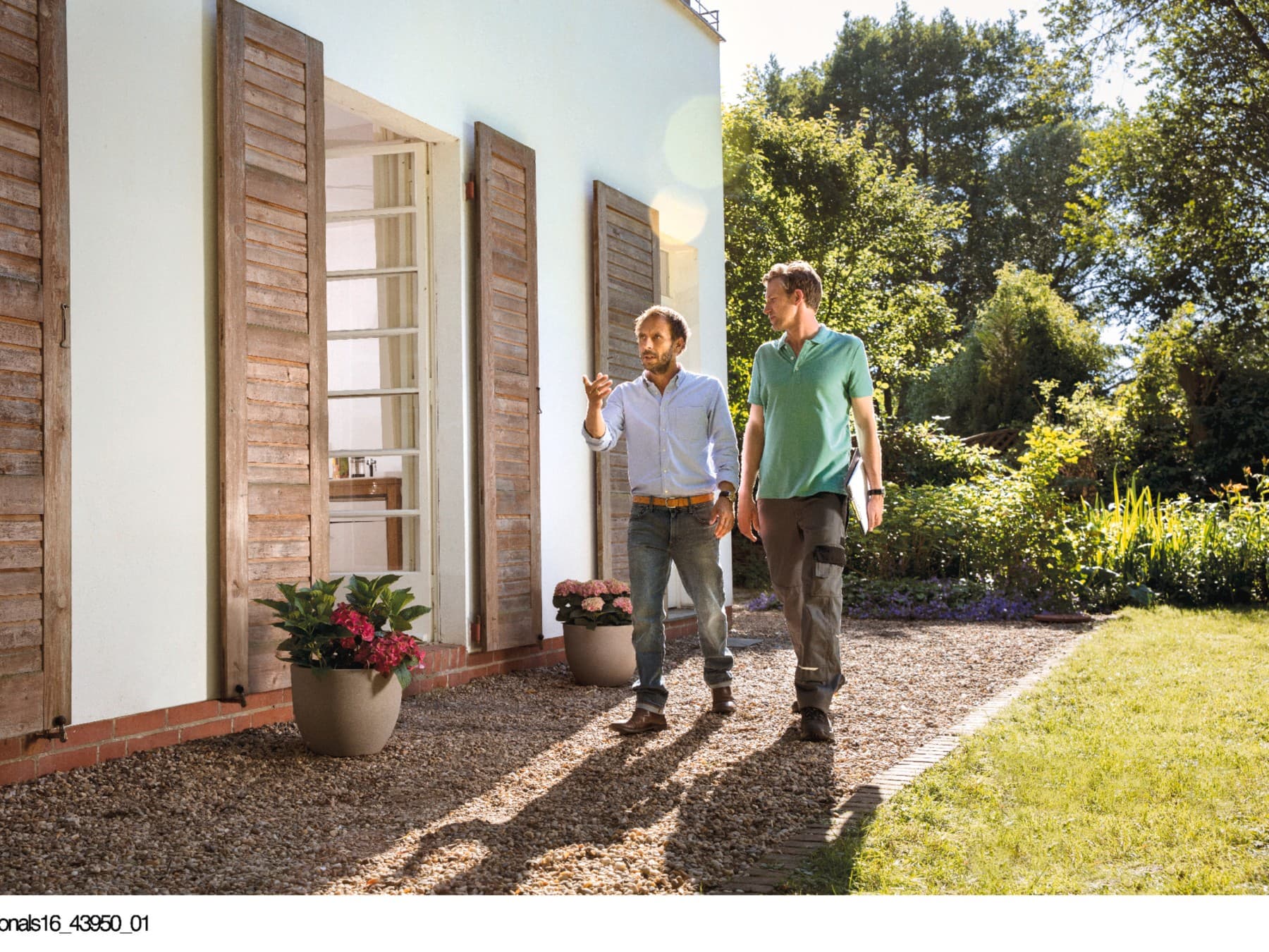 Techniker und Kunde bei Begehung im Garten
