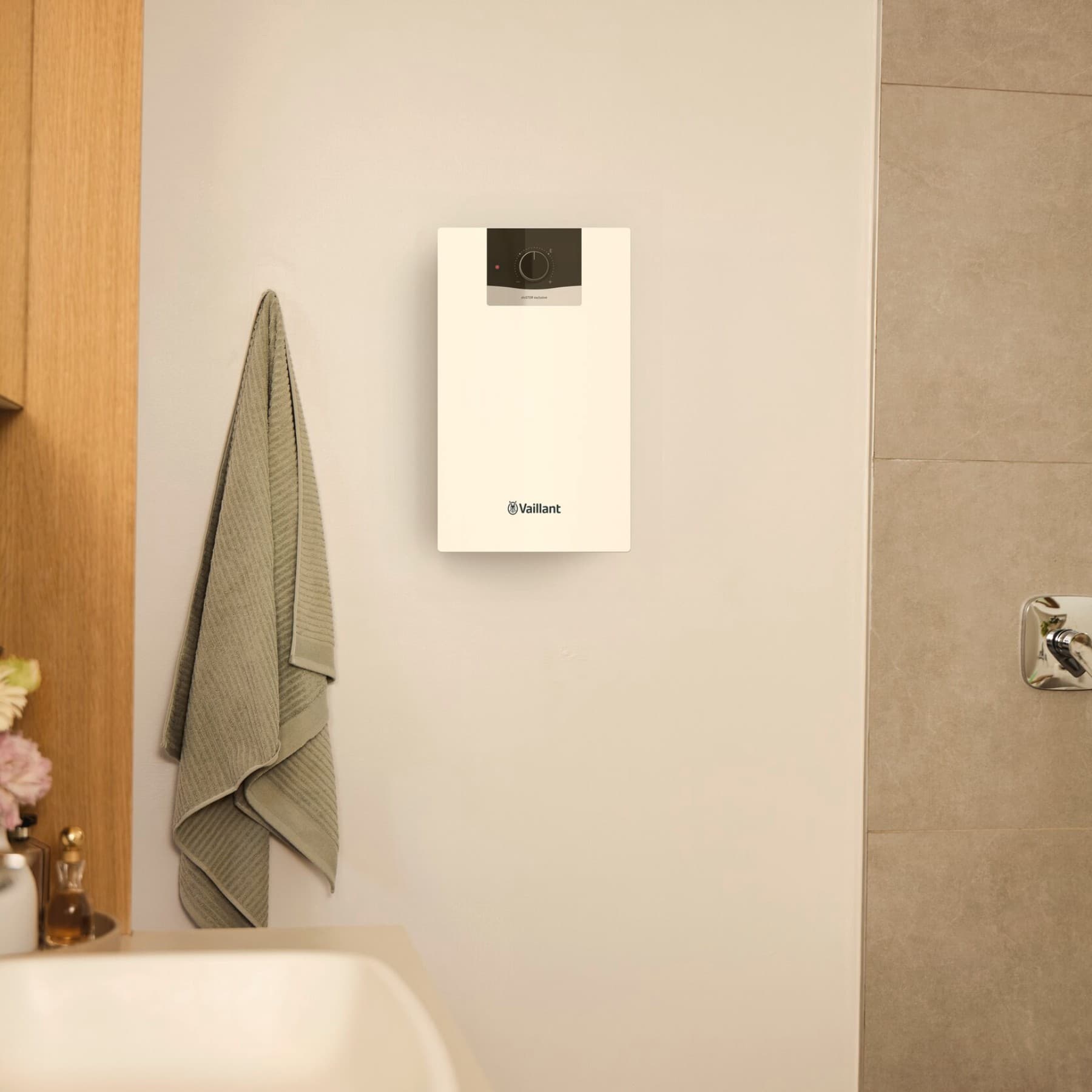 Warmwasserspeicher an der Badezimmerwand