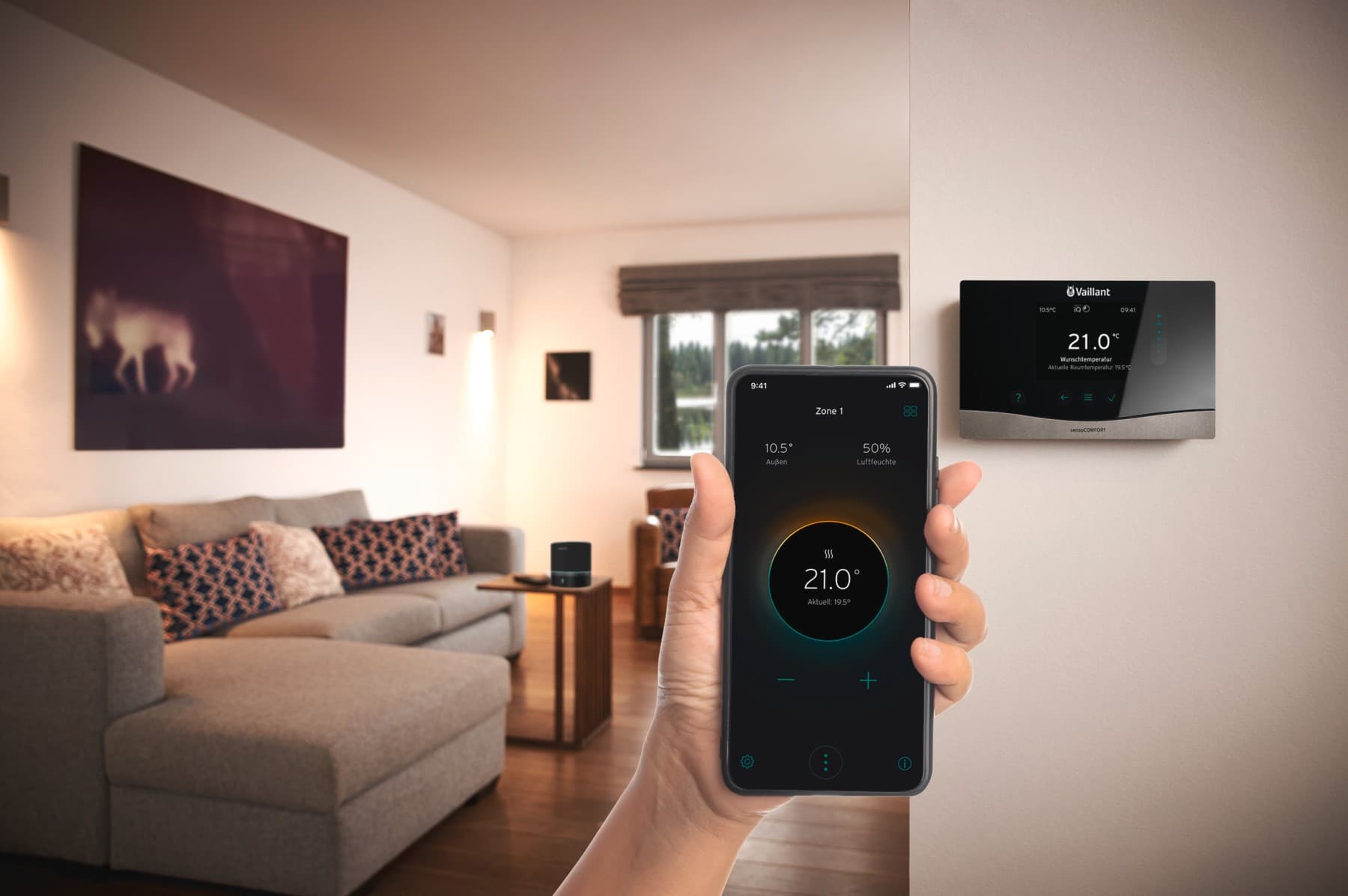 Hand, die ein Smartphone hält, auf dem die myVaillant App zu sehen ist