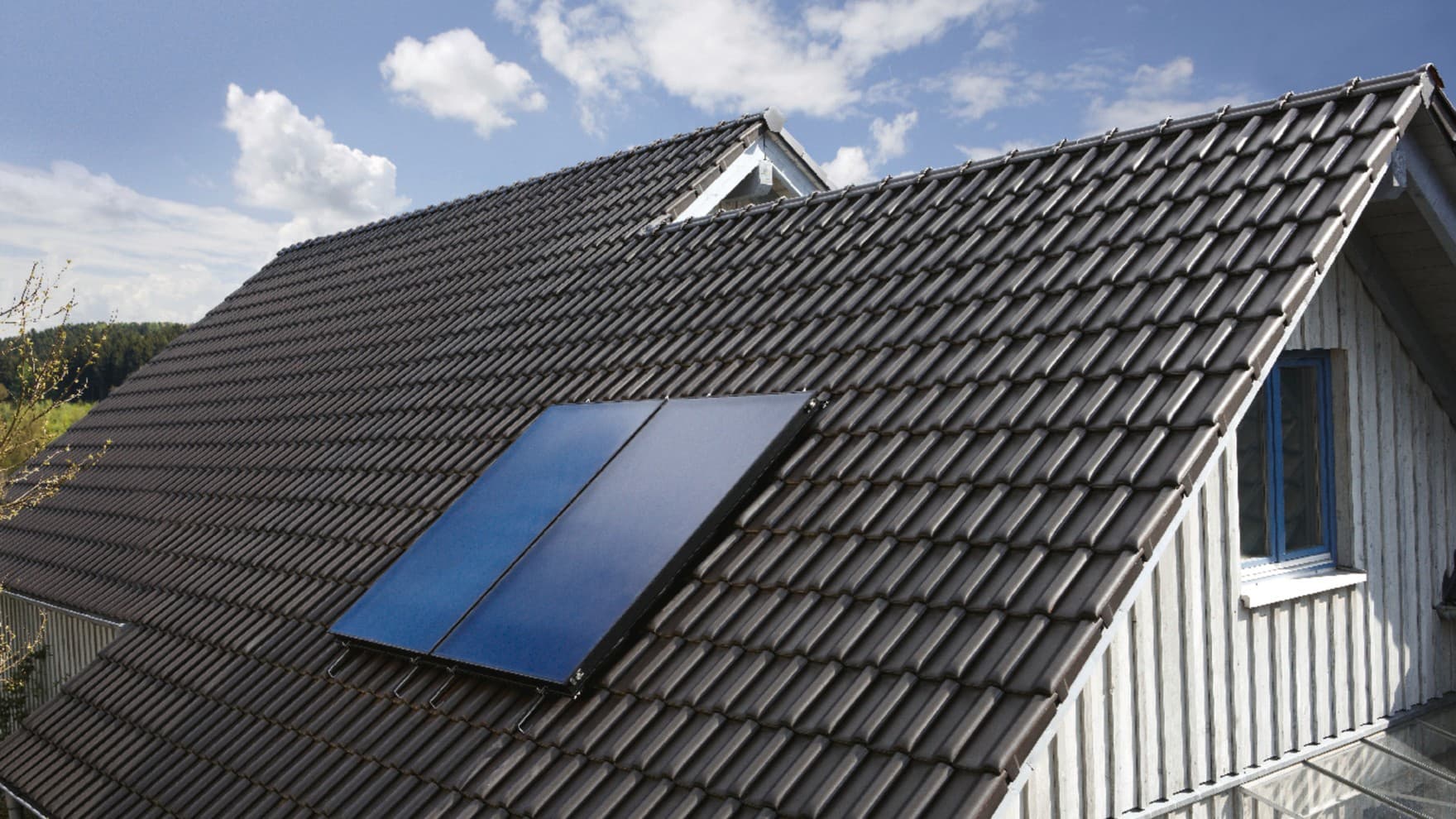 Flachkollektoren auf einem Dach