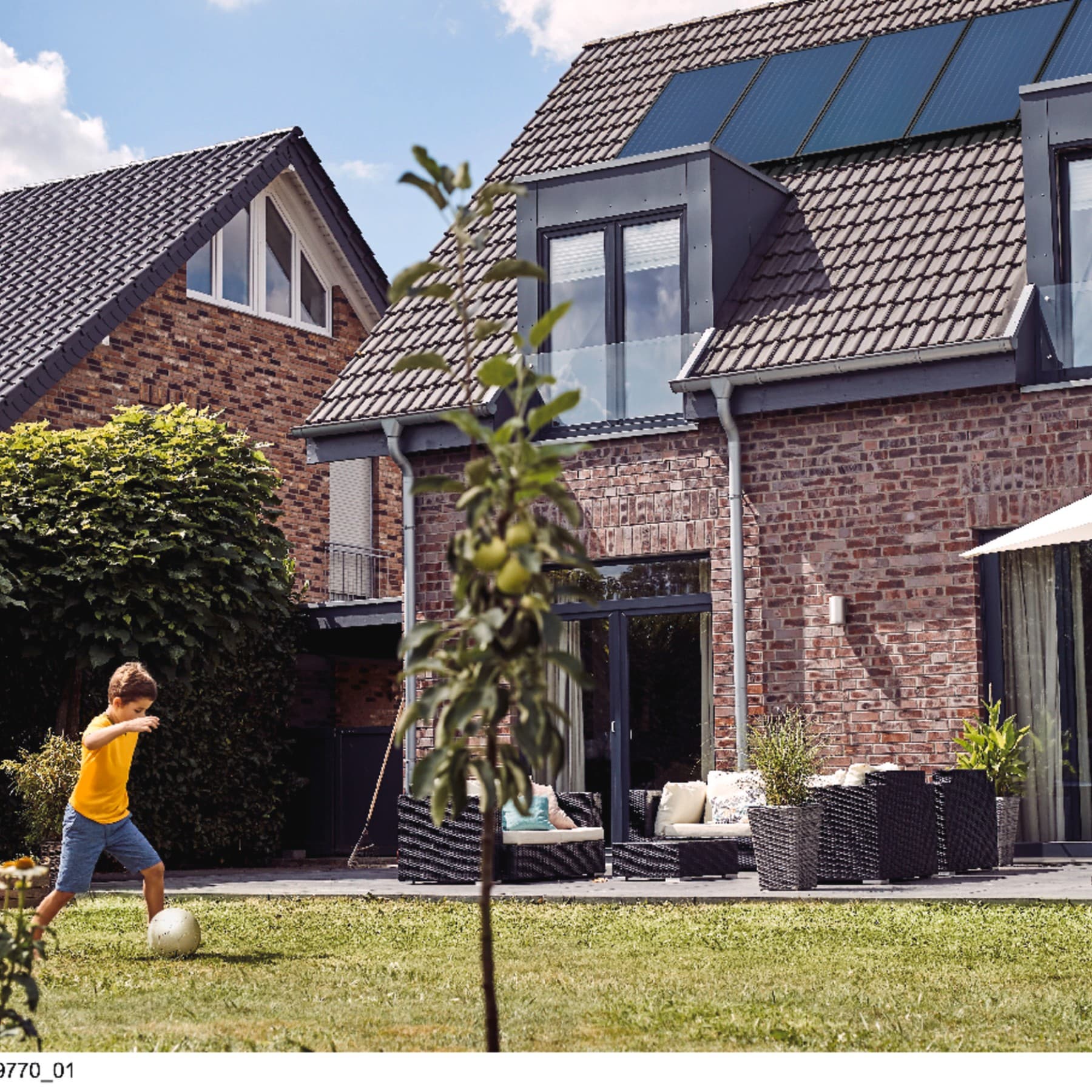 Haus mit PV-Modulen auf dem Dach
