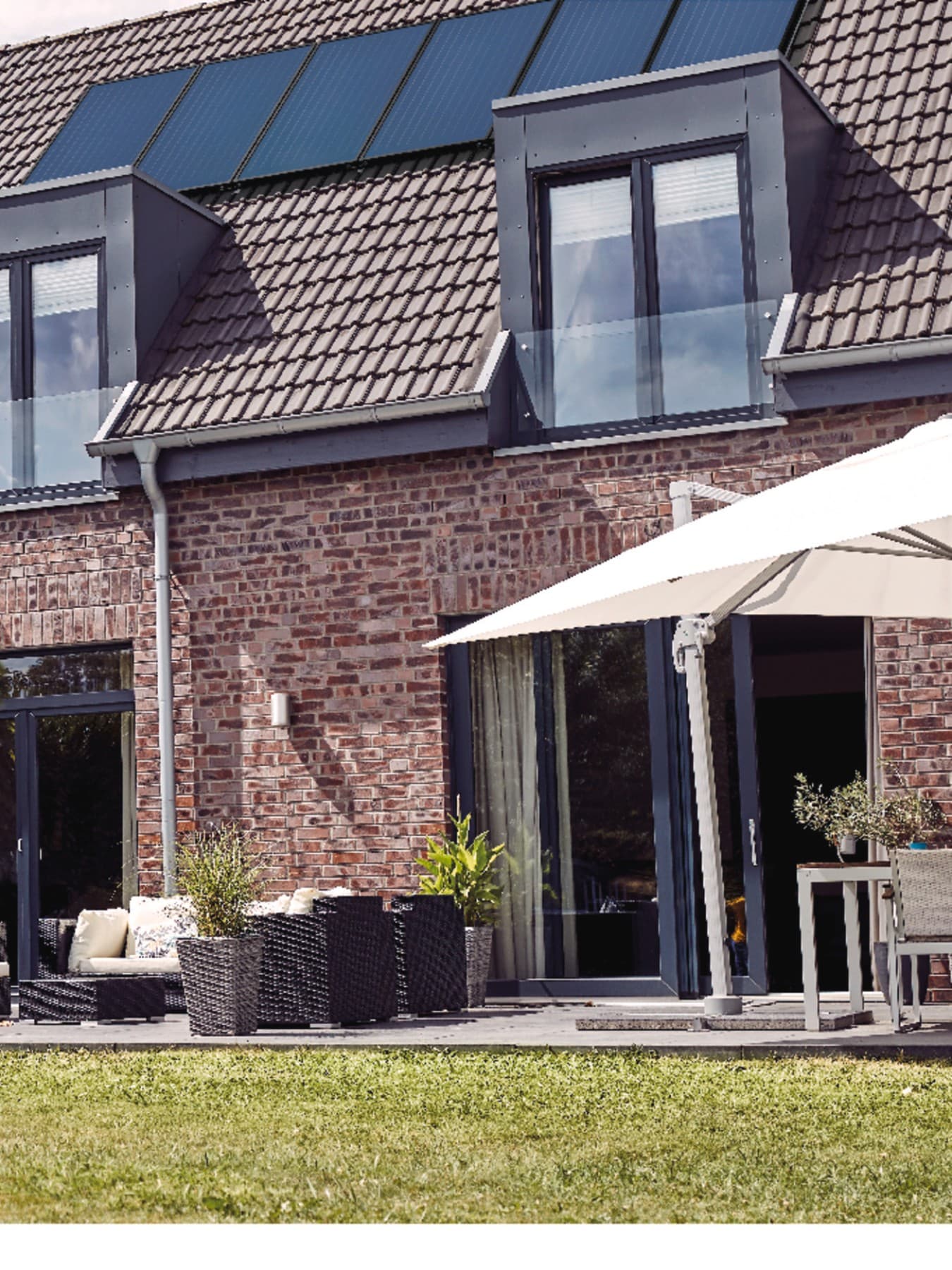 Haus mit PV-Modulen auf dem Dach
