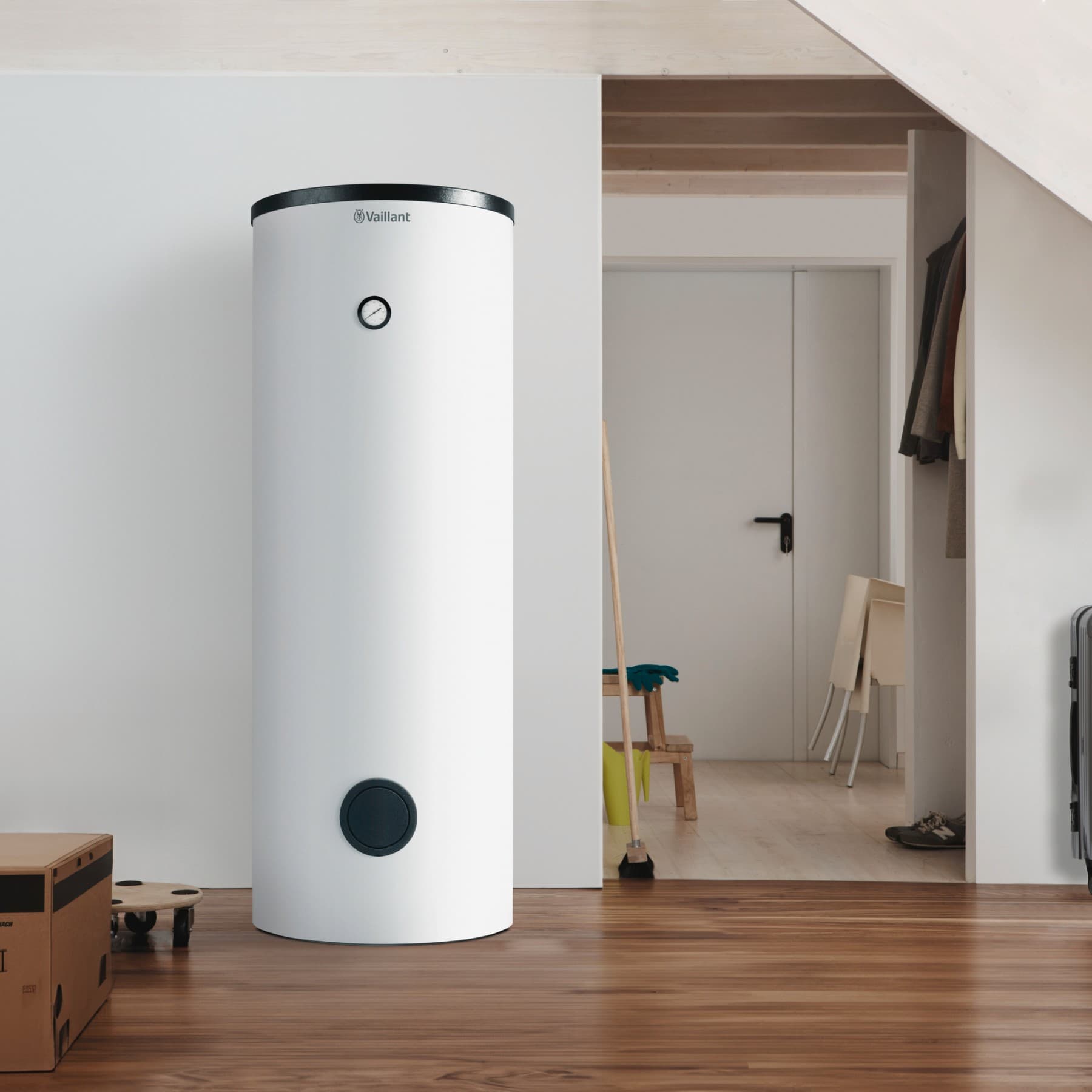 Warmwasserspeicher vor der Wand im Hauswirtschaftsraum