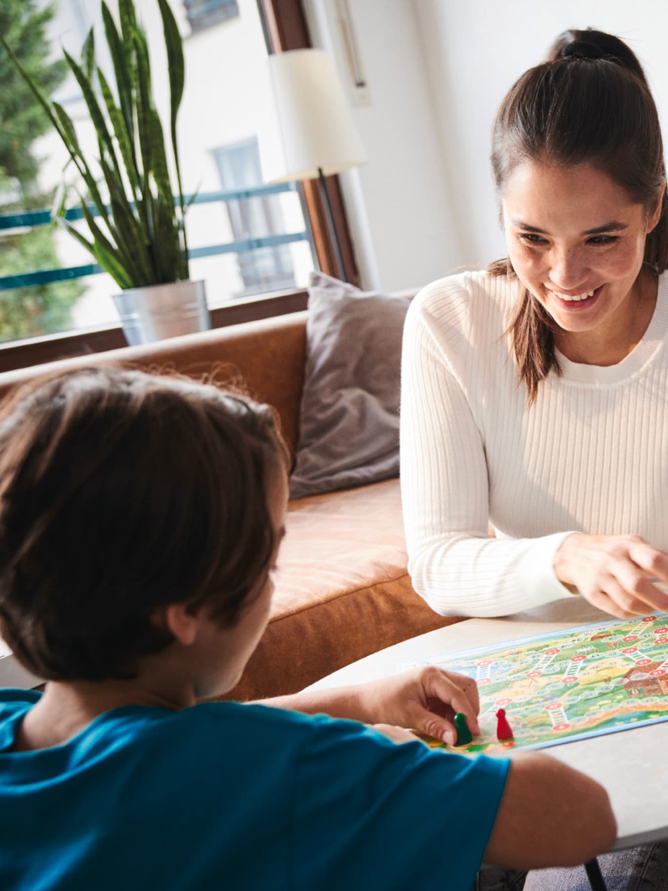 Kind und Mutter spielen gemeinsam ein Brettspiel