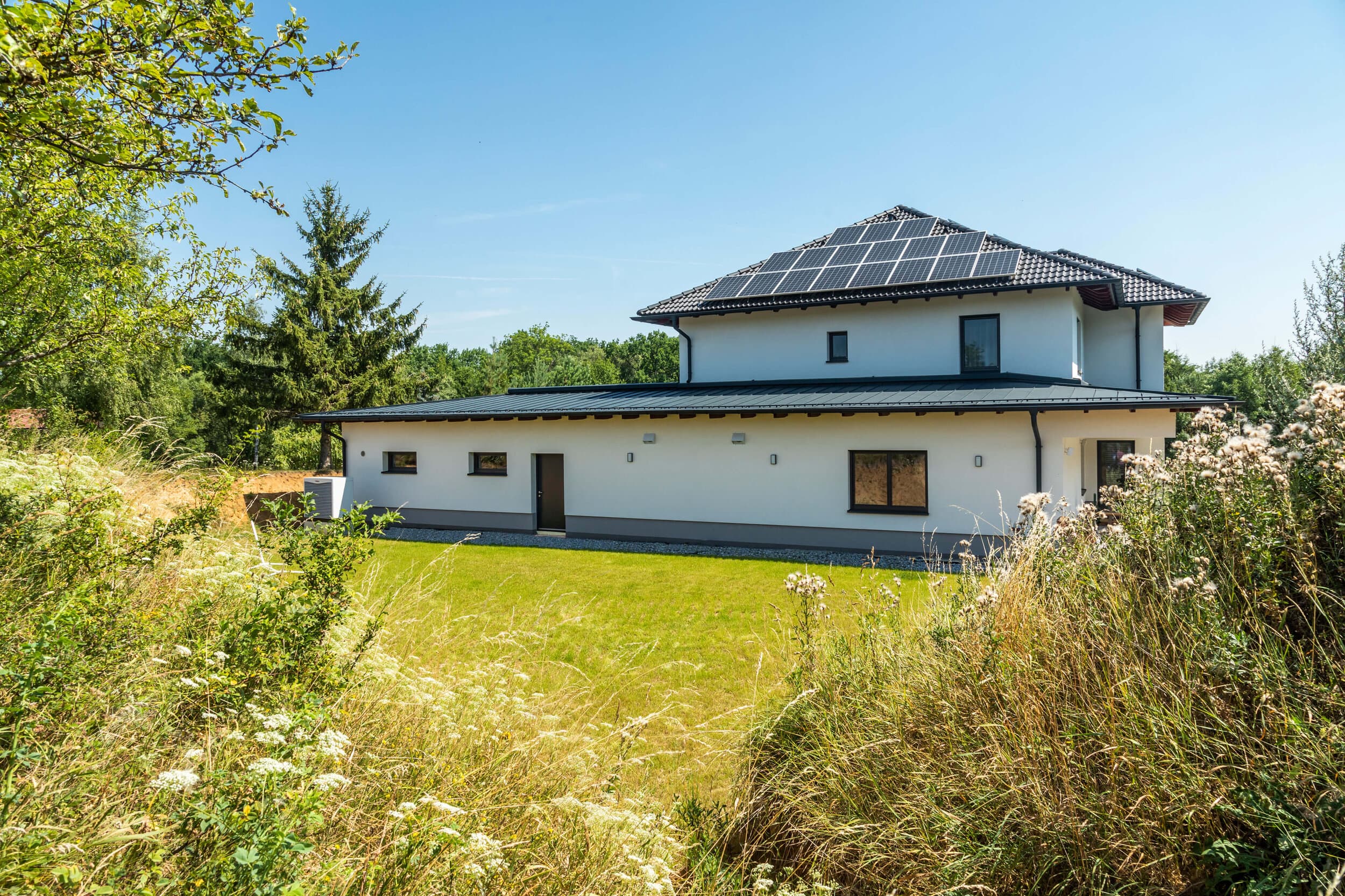 Garten eines Einfamilienhauses mit grünem Rasen