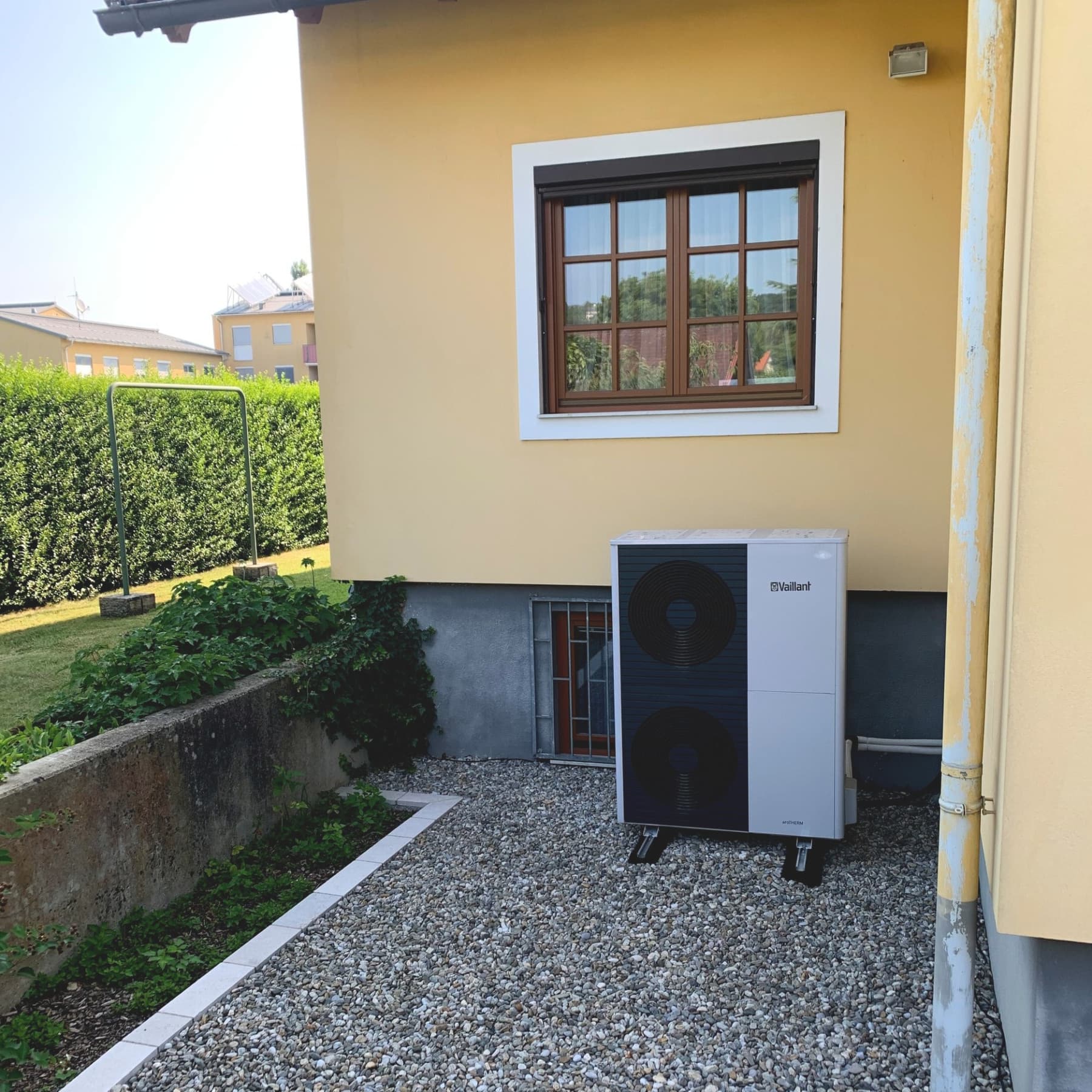 Wärmepumpe vorm Haus