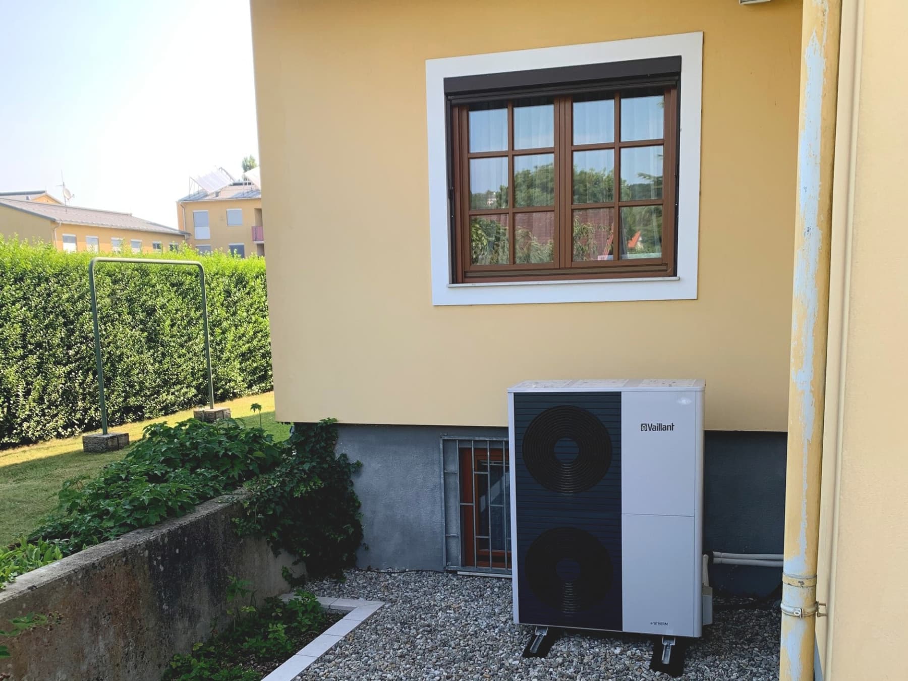 Wärmepumpe vorm Haus