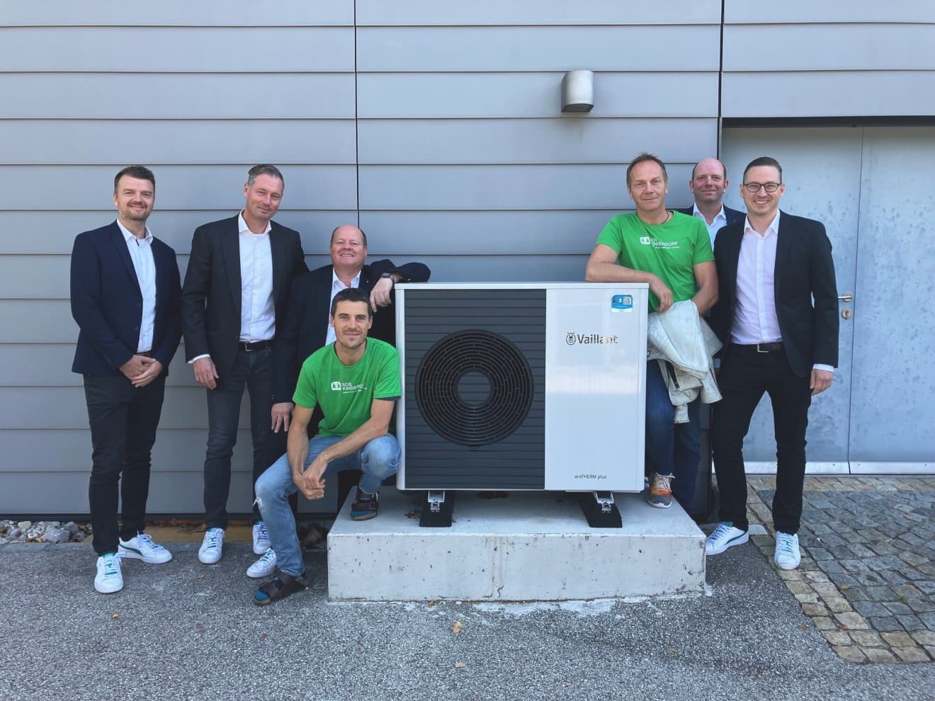 Die neue aroTHERM plus mit Mitarbeitern von Vaillant und vom SOS Kinderdorf, © Mario Edler