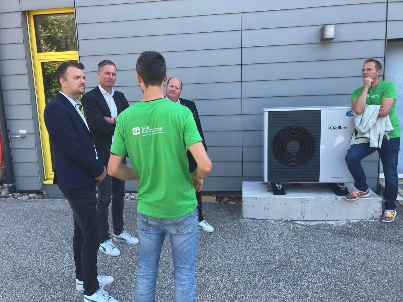 Installationsort der Wärmepumpe aroTHERM plus mit Mitarbeitern von Vaillant Österreich und vom SOS Kinderdorf, © Mario Edler
