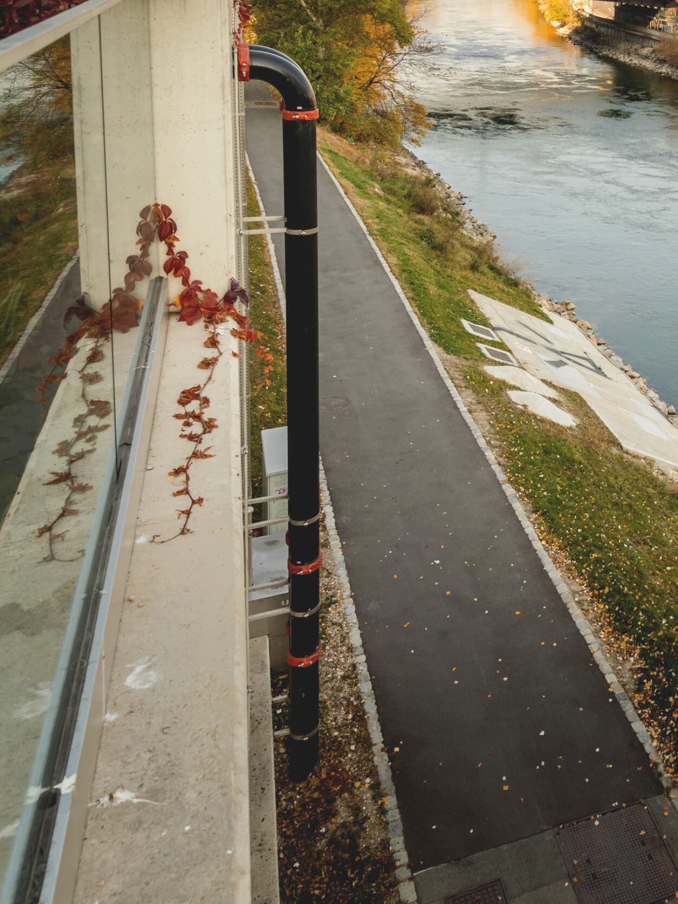Rohr an Hausmauer montiert