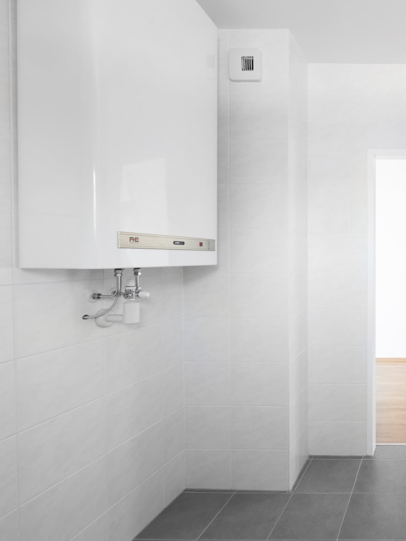Gerät an einer Wand montiert