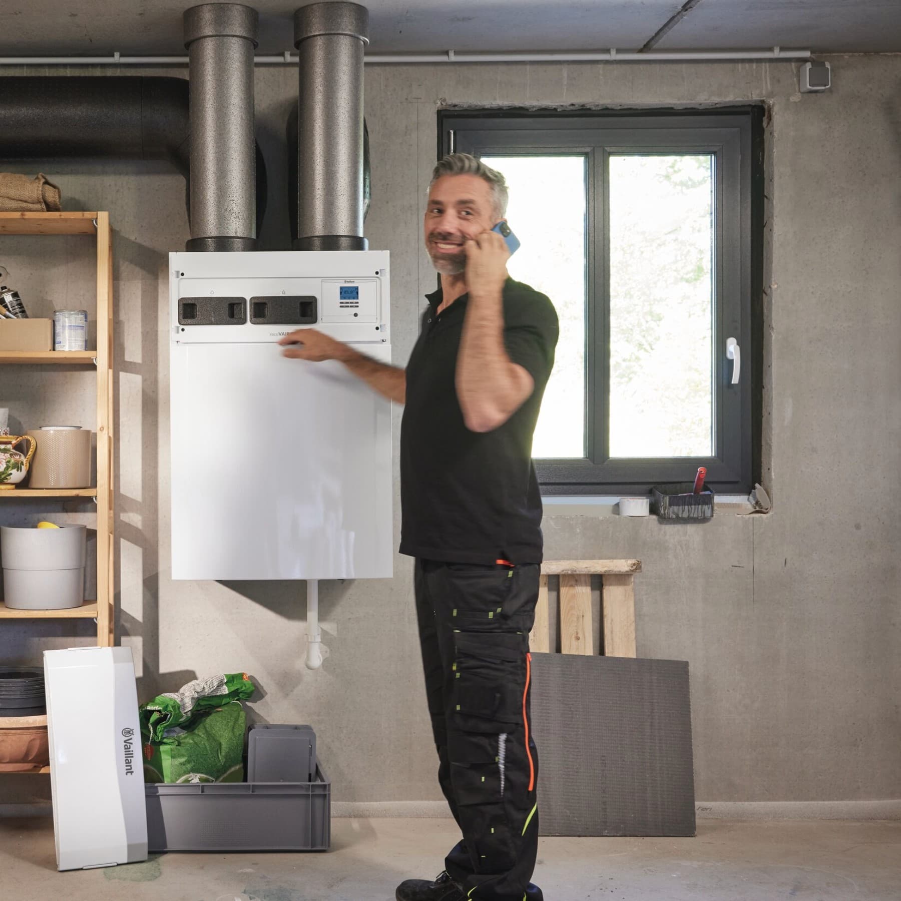 Servicetechniker und Endkunde schauen auf ein Smartphone