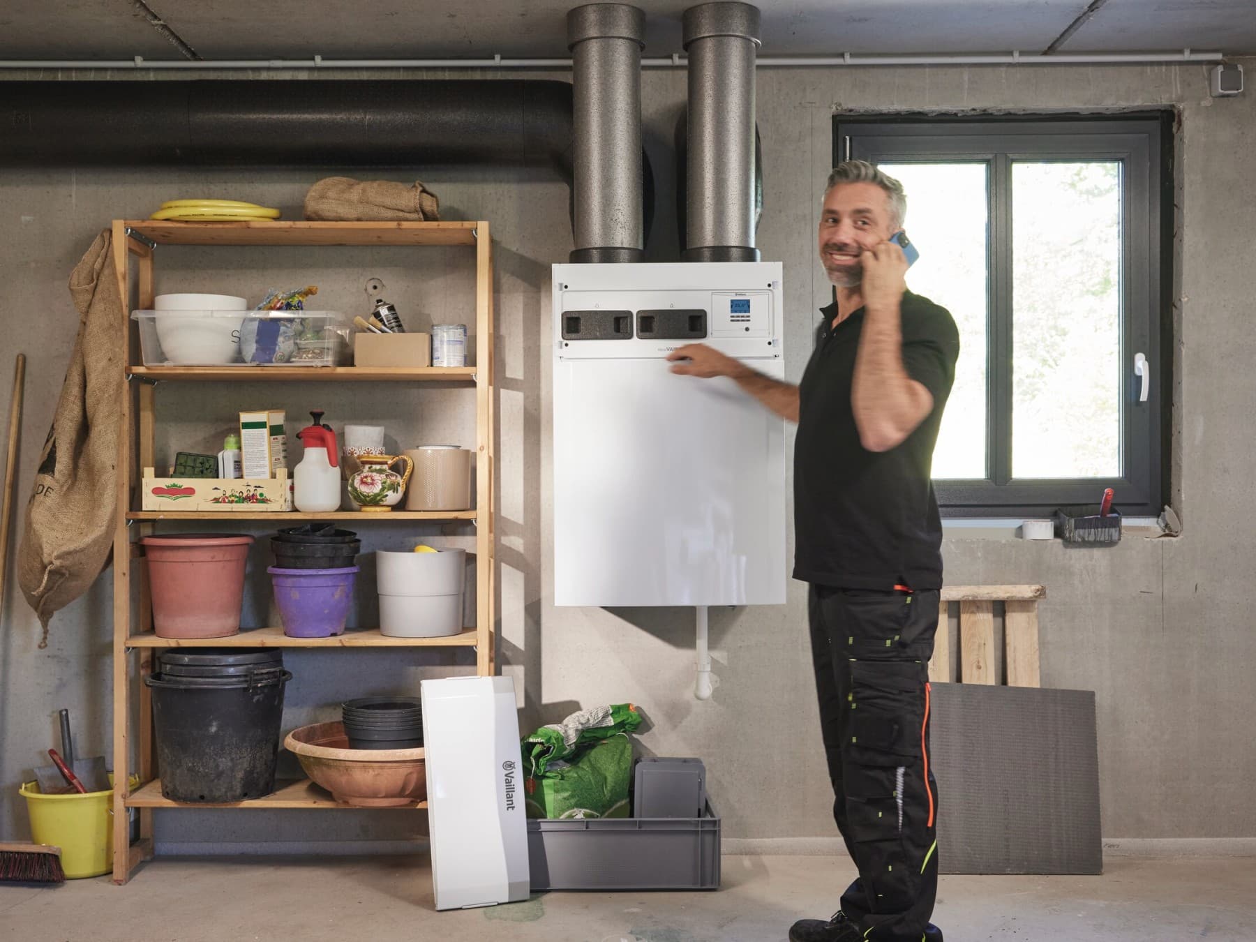 Vaillant Techniker steht vor einer Lüftungsanlage