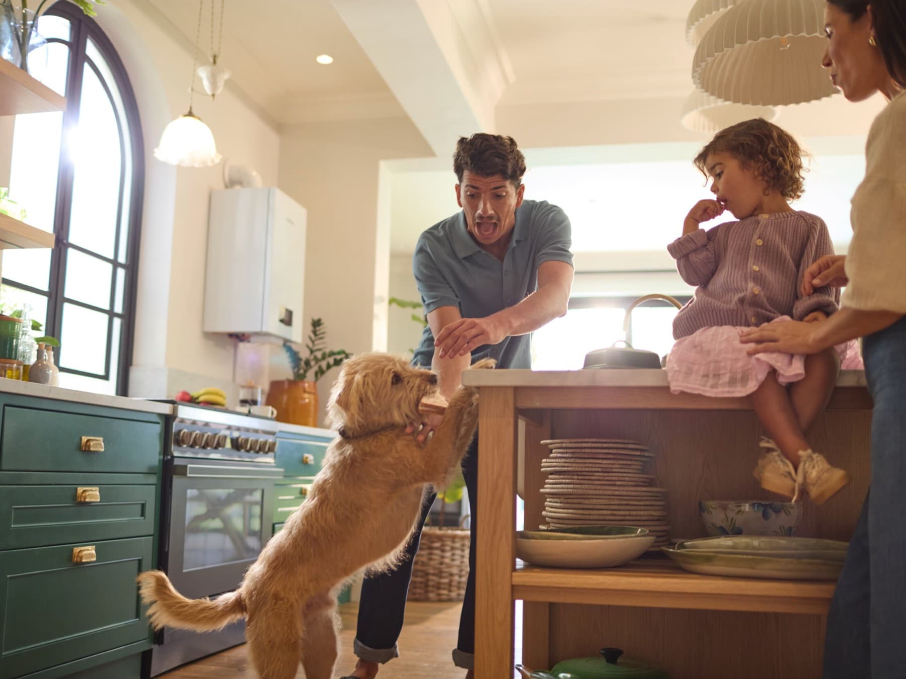 Familie mit Hund in der Küche
