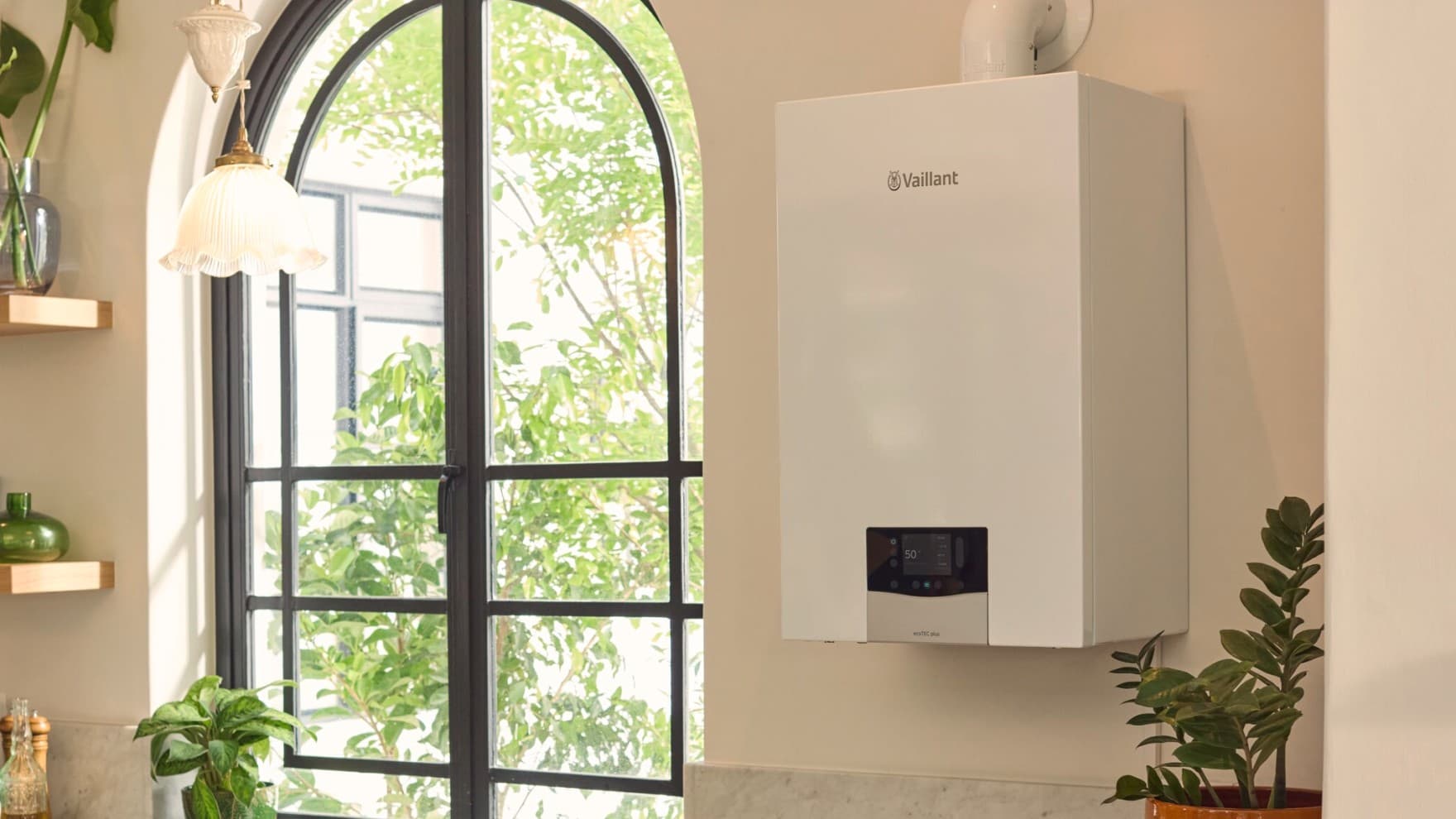 Wandmontierter ecoTEC plus Gas-Brennwertkessel in einer Küche