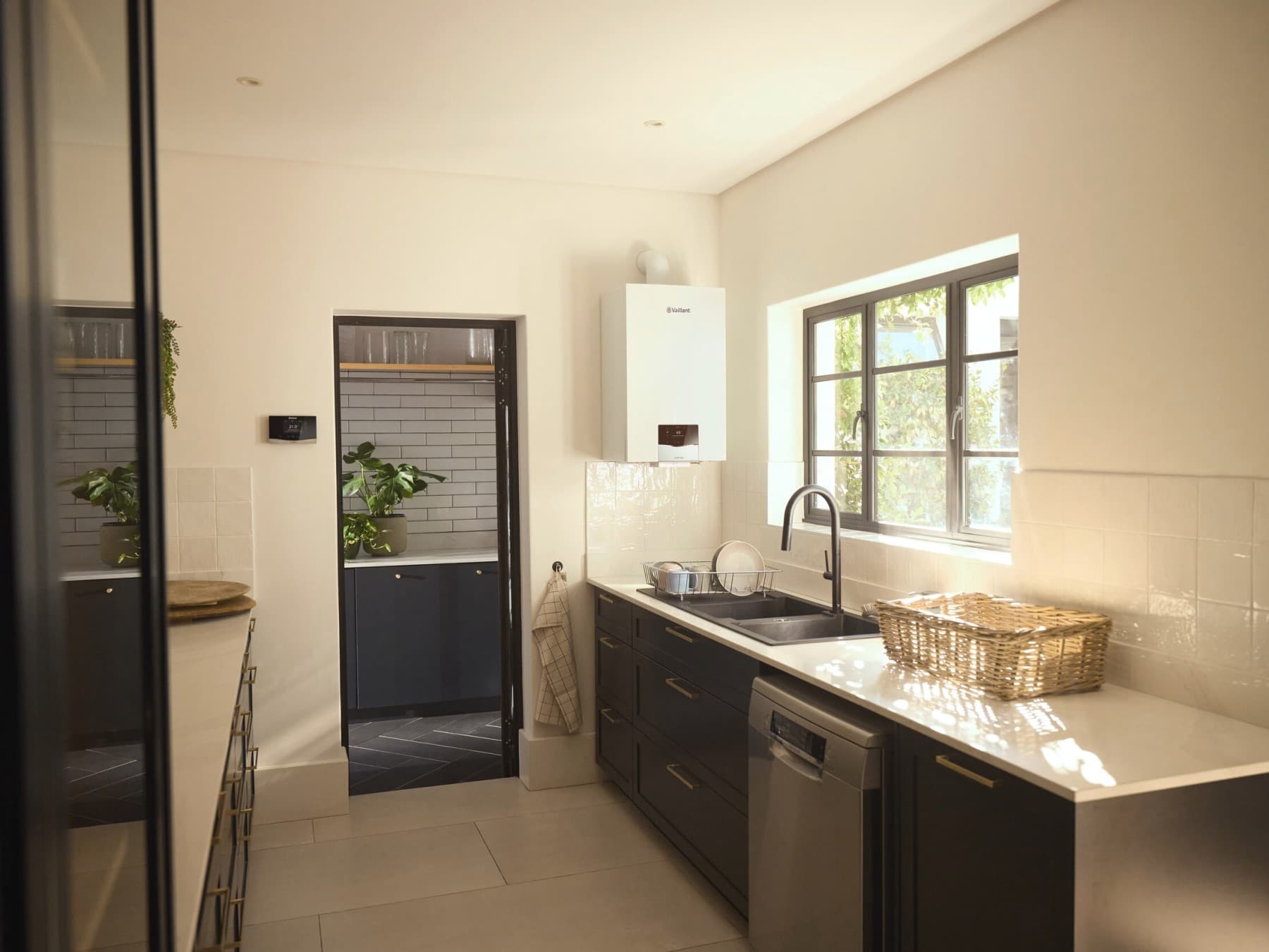 Im Keller eines Hauses hängt ein Vaillant-Heizkessel.