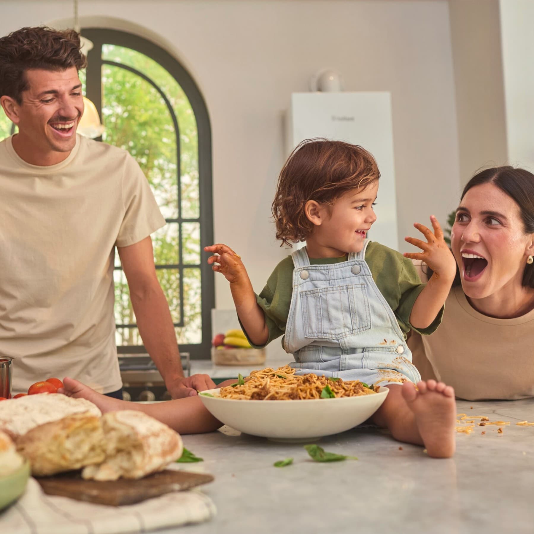 Eine Familie kocht in in Ihrer Küche