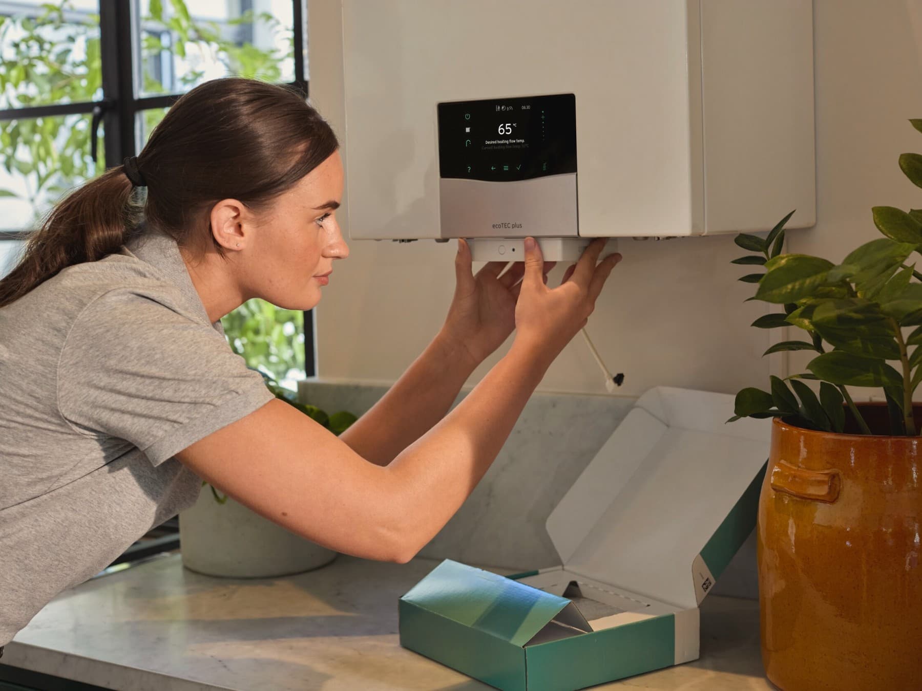 Installateur bei der Arbeit an einem Heizkessel