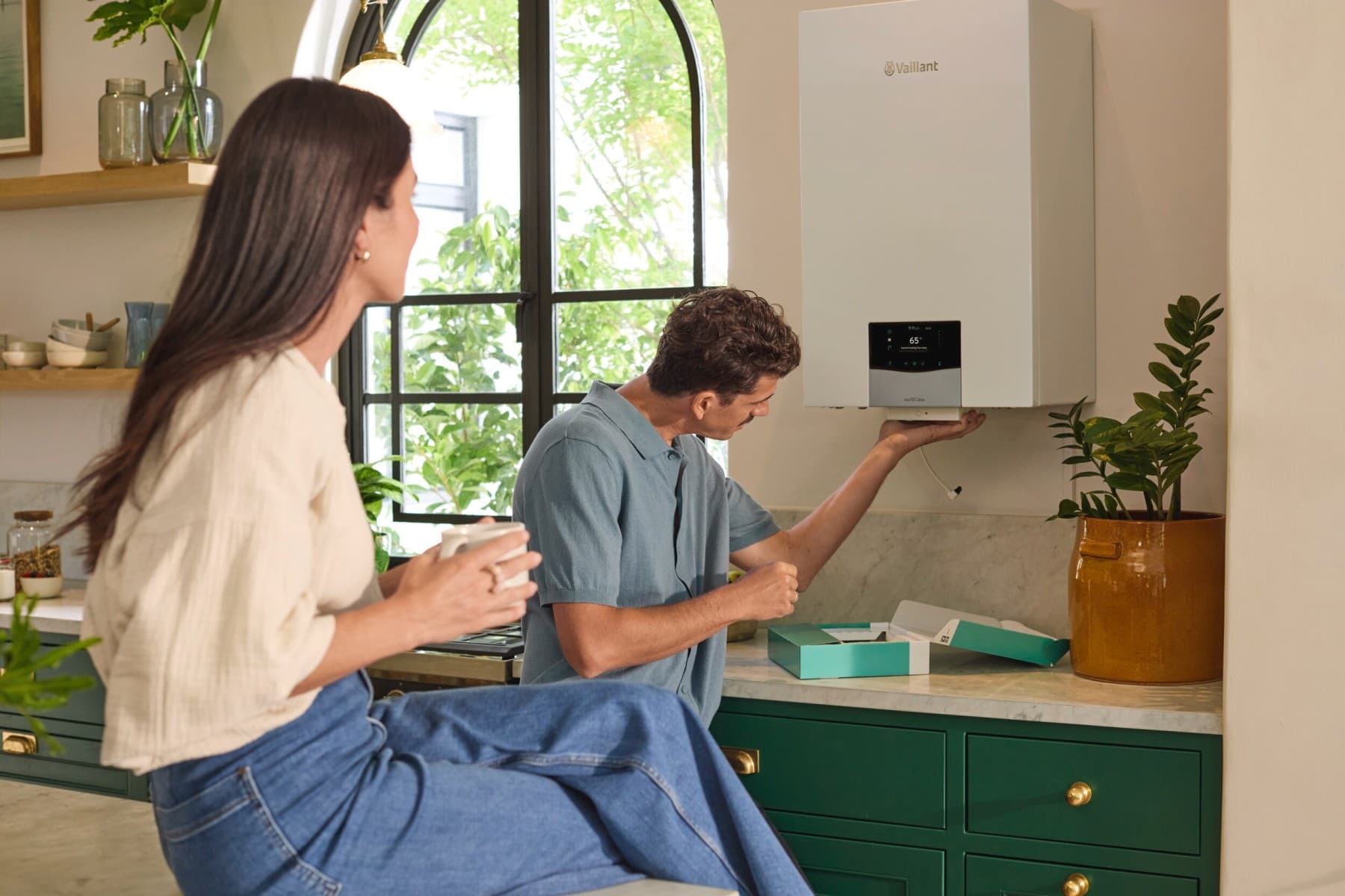 Ein Blick auf das Internet-Gateway unter einem Vaillant Boiler