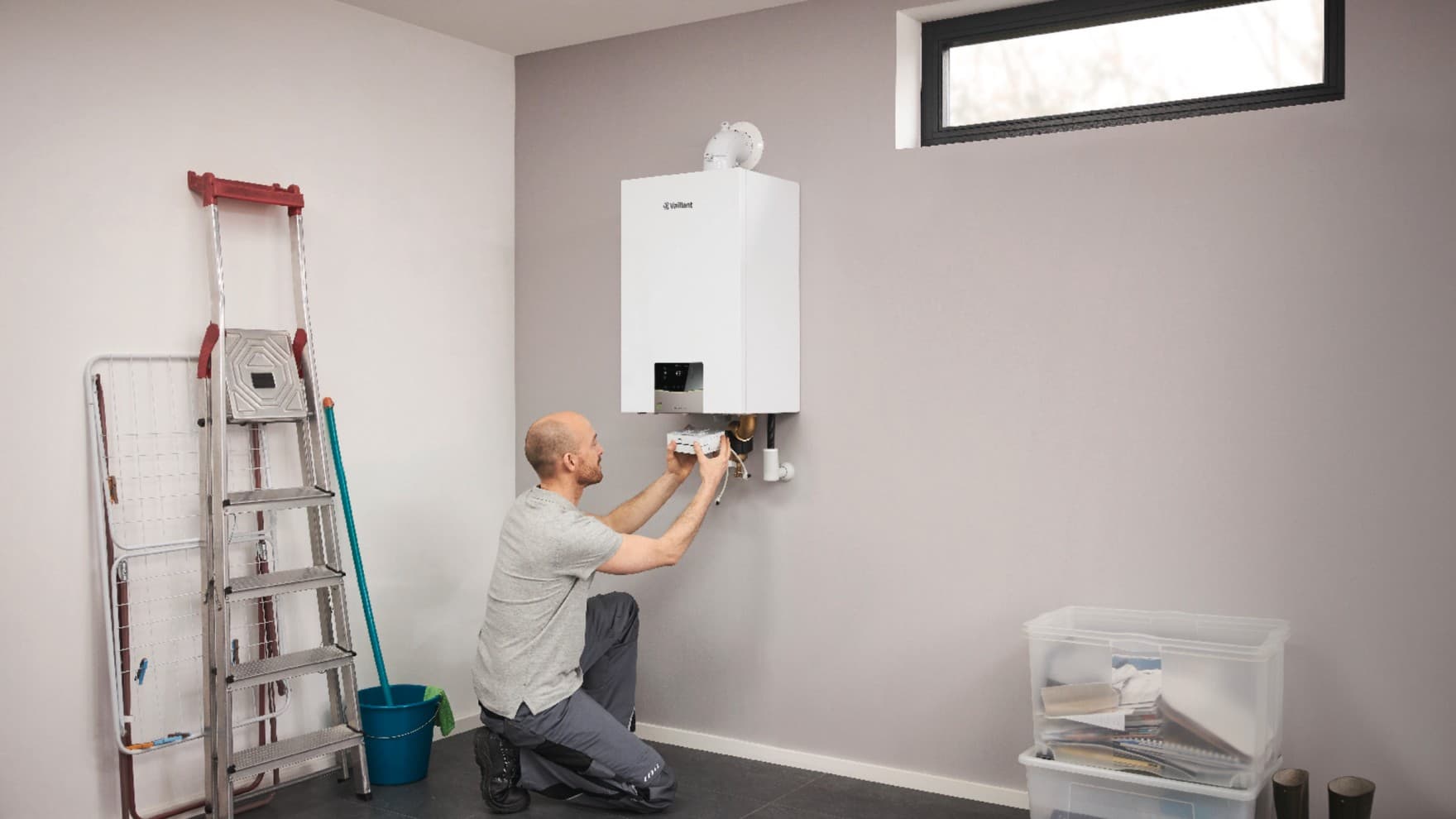 Installateur, der einen Vaillant ecoTEC plus Gas-Heizkessel für vernetzte Dienste anschließt