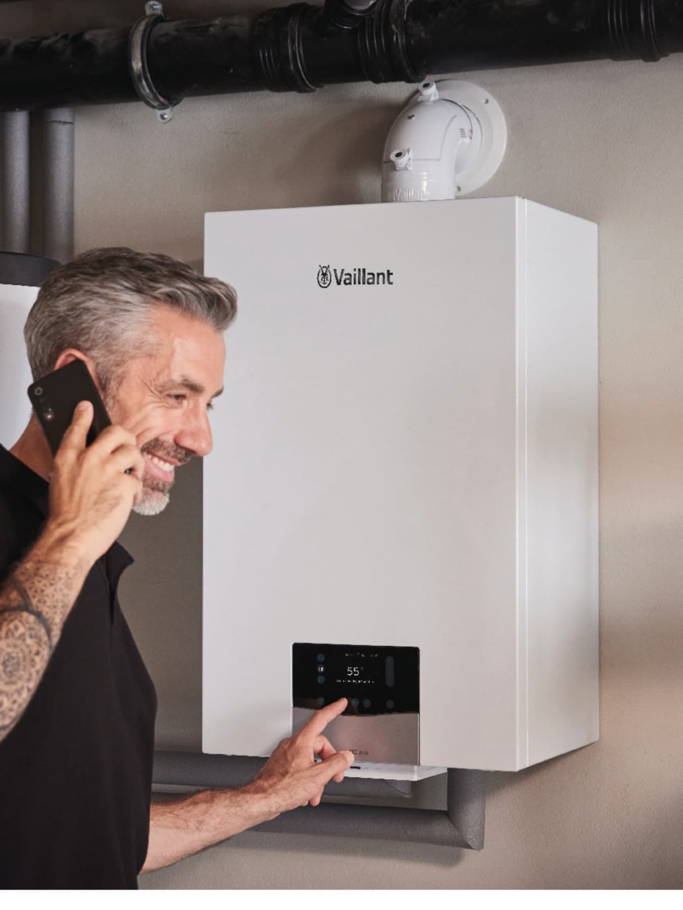 Vaillant Installateur bei Wartungsarbeiten an einem Heizgerät.