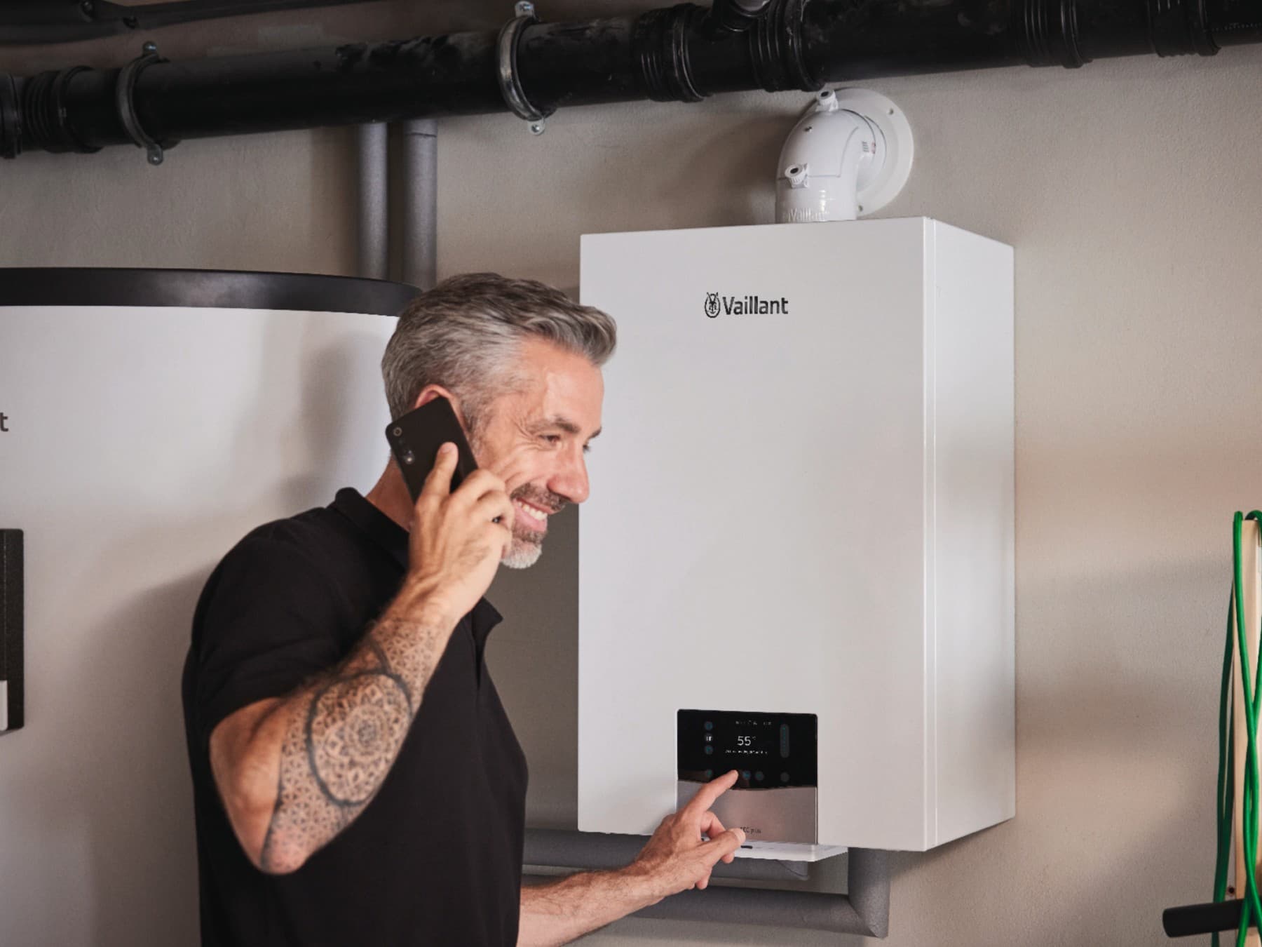 Vaillant Installateur bei Wartungsarbeiten an einem Heizgerät.