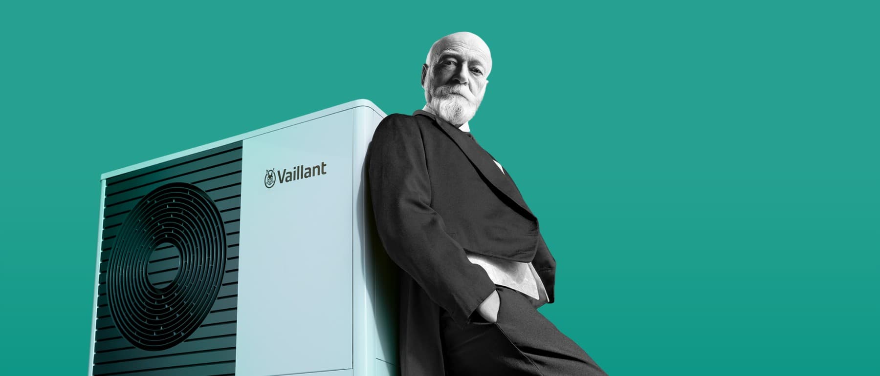 Johann Vaillant lehnt vor einer Wärmepumpe